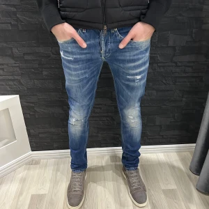 Dondup - Säljer ett par feta dondup jeans. Modell: George, skick 9,5/10, storlek 30. Jeansen har en riktigt bra och stilren färg som passar till allt. Trendigaste jeansen på marknaden. Nypris 3000 kr, säljer för 899 kr. Vid minsta fundering kontakta oss!