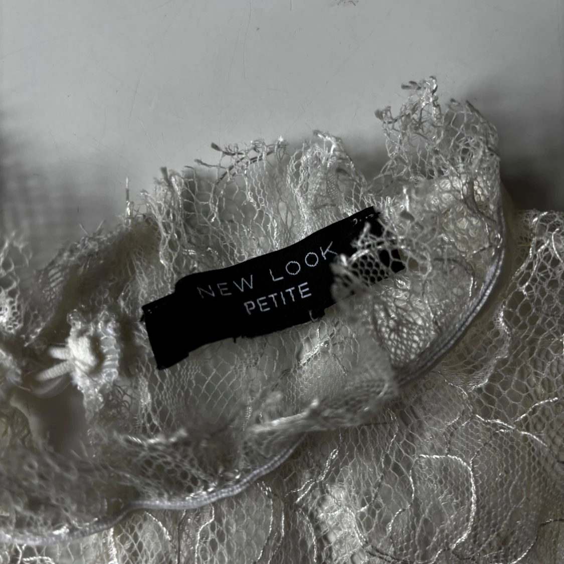 Vit spets blus med volanger - 4