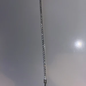 Tennis armband - Snyggt silverfärgat stainless steel tennis armband. Alla stenar kvar och knappt använd så i bra skick!!💕