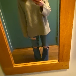 jeans med hål - lågmidjade jeans med hål, supersnygga !!💕