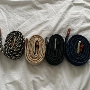 Fyra flätade bälten med metallspännen - Säljer fyra snygga flätade bälten i olika färger beige, svart, blå och ett med svartvitt mönster. 59 styck, 99 för 2 och alla 4 för 159. Ny pris på alla 125 kr. Vädligt bra erbjudande!