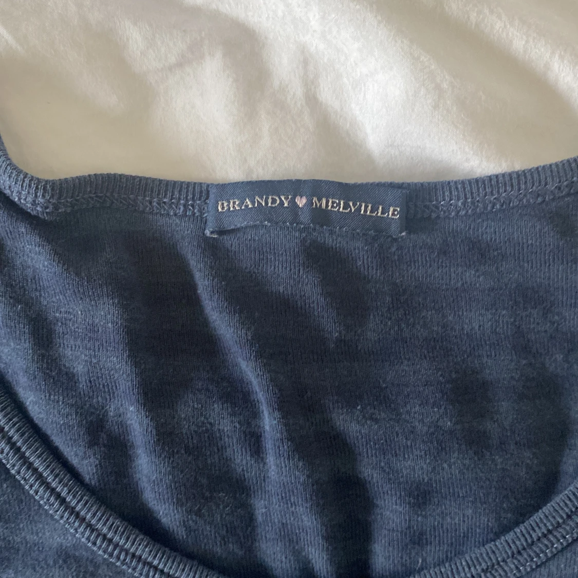 Mörkblå randig topp från Brandy Melville - 1