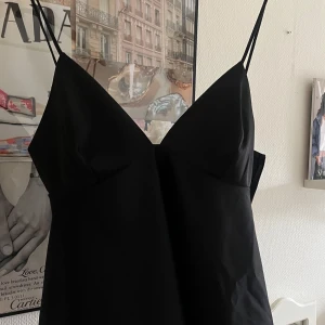 fest topp - så otroligt fin fest/fin topp i siden från hm! passar till allt💖Endast använd 1 gång så därav i mycket bra skick!