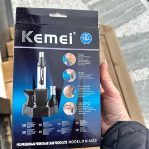 Kemei näs- och hårtrimmer - Kemei LKM-6650 är en professionell personlig vårdprodukt som erbjuder trimning för näsa, skägg, hår och ögonbryn. Den är designad för att vara effektiv och enkel att använda, med flera funktioner för olika behov. Perfekt för att hålla sig välvårdad med precision.