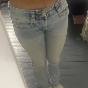 Bootcut Jeans - Ett par ljusblåa low waist jeans från hm. Jättefina och sköna, utan fickor i bak. Andvänd några gånger, dock inge defekter! Säljer då dem är lite korta på mig.