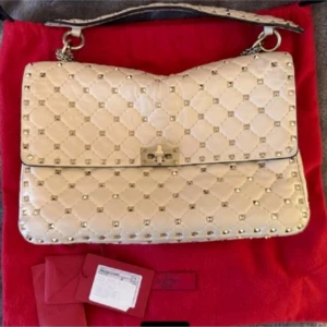 Valentino väska - Skitsnygg väska som jag säljer då jag behöver pengarna. Använd men i fint skick. Allt äktabevis ingår❤️