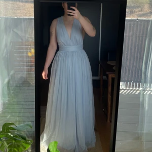 Balklänning / Långklänning - Mycket bra skick! Endast använd en gång.  Normal i storleken. Nypris 849 kr. Har passat mig som är ca 170 cm lång. Midjemått ca 76 cm.