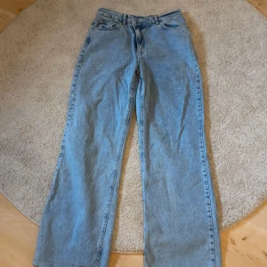 Ljusblå jeans från Strandivarius - Ljusblå raka jeans från Strandivarius, strl 38. Köpta här på Plick.