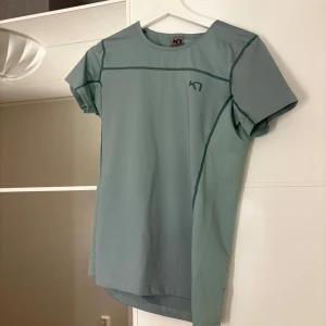 Grön träningströjafrån Kari Traa - Träningströja. Hör av er vid funderingar eller om ni vill ha bilder med hur plagget sitter på mig. Titta gärna in mina andra plagg!