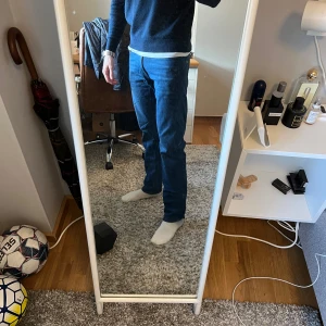 Blå jeans från Replay - Snygga blå jeans från Replay med en schysst slim/straight passform. Modellen heter grover. Sitter riktigt najs och skicket är toppen. Hör av vid frågor eller prisförslag!
