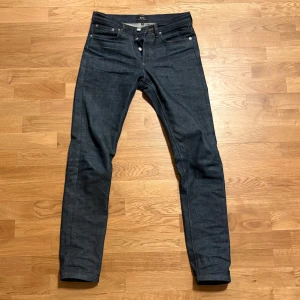 Selvedge Raw denim Jeans A.P.C. - Snygga mörkblå jeans från A.P.C. i modellen Petit New Standard. De är av Raw-Selvedge Denim indigofärgat tyg från Japan. Använda runt 20 gånger, aldrig tvättade. Slim fit. Storlek 29 i midjan men passar 30. Dessa kommer formas efter dig och skapa personliga fades och slitningar ju mer du använder dem! Hör av er för mer frågor. Nypris runt 2800kr