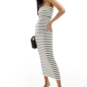 Randig axelbandslös klänning - Snygg axelbandslös klänning med svarta och vita ränder från Bershka. Använd fåtal gånger då den var för liten