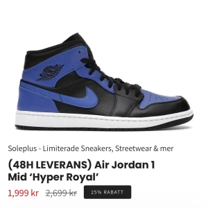 Air Jordan 1 Mid 'Hyper Royal' - Snygga Air Jordan 1 Mid 'Hyper Royal' sneakers i svart och blått. Skorna har en klassisk design med snörning och den ikoniska Air Jordan-loggan på sidan. Perfekta för streetwear-entusiaster. Skriv för bild