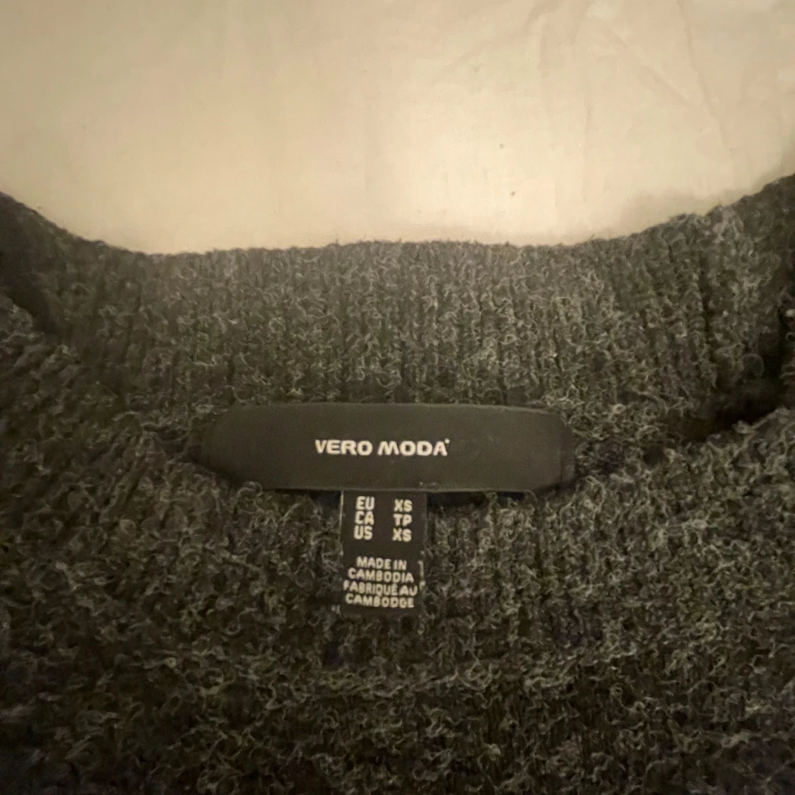 Mörkgrå stickad tröja från Vero Moda - 1