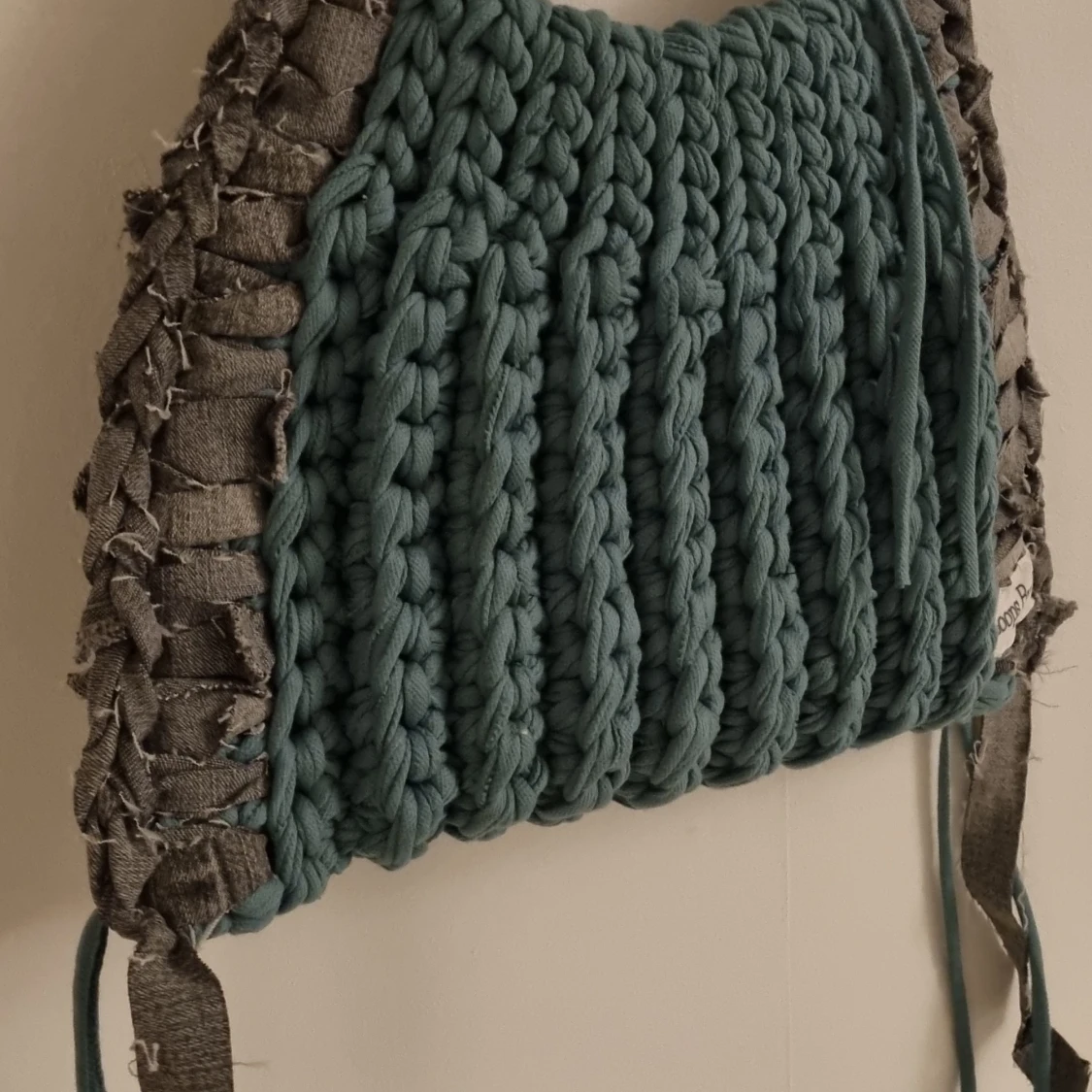 Virkad axelväska från Loops By V - 2