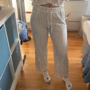 Randiga linnebyxor  - Linnebyxor från M&S, supersköna med bred resår i midjan! Storlek 10Regular vilket motsvarar 38/M, normala i storlek, dock ganska korta så passar dig som är under 165. Har noppor på insidan och lite vid låren!