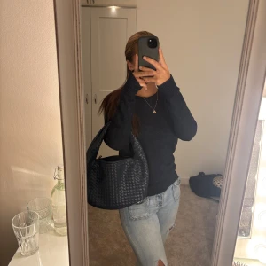 Fin stickad tröja från vila! - Tröjan är använd ett fåtal gånger och i superfint skick, otroligt skönt material!💕