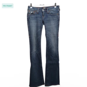 True religion Blå bootcut jeans - True religion jeans. Snygga blå bootcut jeans med låg midja. Jeansen har en dragkedja och knap framtill samt dekorativa fickor där bak. Originalpriset var 1300kr men säljer för 1000kr. 