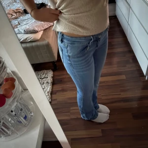 Ljusblå jeans bootcut  - Ljusblå lågmidjade jeans med strech och två knappar där fram. De är i mycket bra skick!