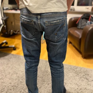 Blå jeans från dondup - Snygga blå jeans från dondup med klassisk femficksdesign och dragkedja. De har en straight passform och är tillverkade i slitstarkt denim. Perfekta för en avslappnad stil. Storlek 31