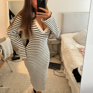 Randig ribbad klänning från Gina Tricot - S