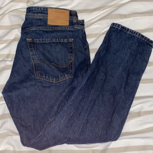 Mörkblå jeans från Jack and jones - Snygga mörkblå jeans från Jack and jones. Inga tecken på användning alls och sitter väldigt bekvämt, kom gärna med bud och frågor. Storlek 34:34