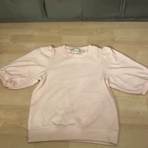 Ljusrosa puffärm topp från Lager 157 - Säljer en söt ljusrosa topp från Lager 157 med puffärmar. Tillverkad i mjuk polyester och elastan för en bekväm passform. Perfekt för en stilren och trendig look.