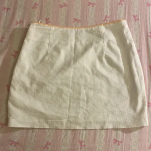 Vit kjol från Page One - Säljer en vit kjol från Page One i storlek S. Kjolen har en liten fläck som knapp syns💕