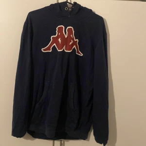 Mörkblå hoodie från Kappa  - Säljer en mörkblå hoodie från Kappa storlek L sparsamt använd. Pris går att diskutera 