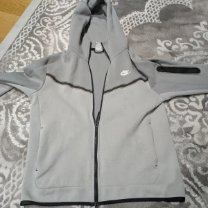 Nike tech platinum grey - Bra skick kan också sälja med byxorna 