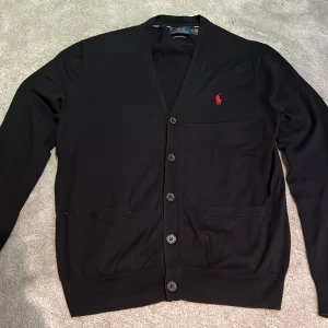 Ralph lauren cardigan - Skick: 9,5/10, nästan helt ny - Storlek: S - nypris: 2500kr+