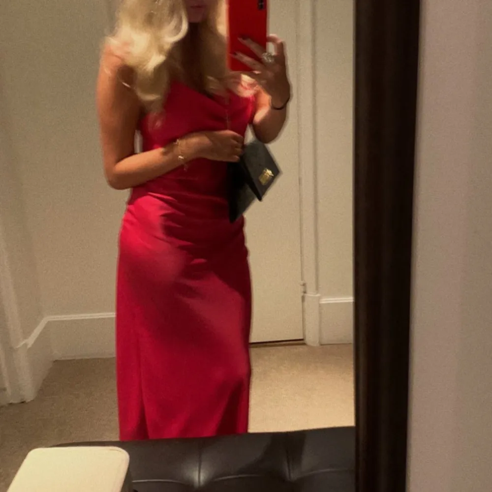 Säljer nu min rosa satinklänning 💕 den är i jättefint skick 💫jag är 167 cm lång. Mekot.