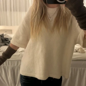 Beige stickad tröja - Kortärmad stickad, så fin & skön!💕använd någon enstaka gång bara!