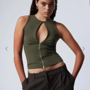 Mörkgrön Weekday topp med kedja  - Snygg olivgrön ärmlös topp från Weekday! Använd en gång, slutsåld i strl XS på hemsidan 🥰Hör av er vid frågor 💓💓