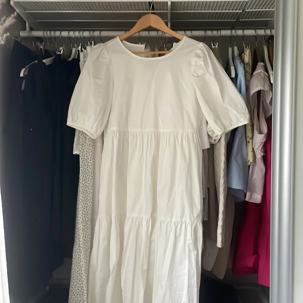 Säljer en söt vit klänning från Vila i storlek 36. Klänningen har korta puffärmar och en luftig passform med flera volanger. Perfekt för en somrig look! 🌼. Mekot.