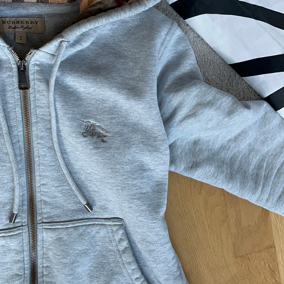 Grå huvtröja från Burberry - 2