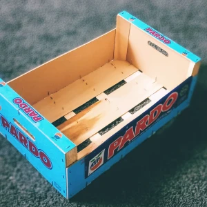 Blå trälåda med Pardo-logga - Säljer en charmig blå trälåda med Pardo-logga. Perfekt för  en lite mer udda och vintage förvaring och som dekorativ inredningsdetalj. Lådan har handtag på sidorna för enkel transport och en öppen design som ger en rustik känsla. Det går även att blanda flera trälådor i olika färger och tryck. Blir väldigt häftig inredning. 👌🥰 Denna trälåda är i stl. 45x27cm och djupet är:11cm men där handtagen är blir det:16,5cm. 