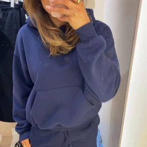 gina hoodie - säljer min mörkblåa gina hoodie i storlek L som sitter lite snyggt oversized på mig som är xs (har s på bilden) som är lite använd men inget som syns, kan även byta mot en i storlek xs eller s, kan gå ner i pris