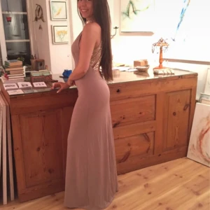 Balklänning *använd 1 gång - Långklänning passande bal! Använd en gång  