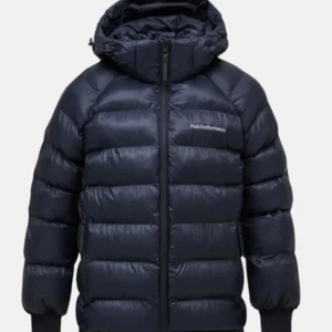 Peak performance jacka - Säljer min jacka i bra skick ända defekten på den är ett litet hål på kanten av huvan.skriv för egna bilder!