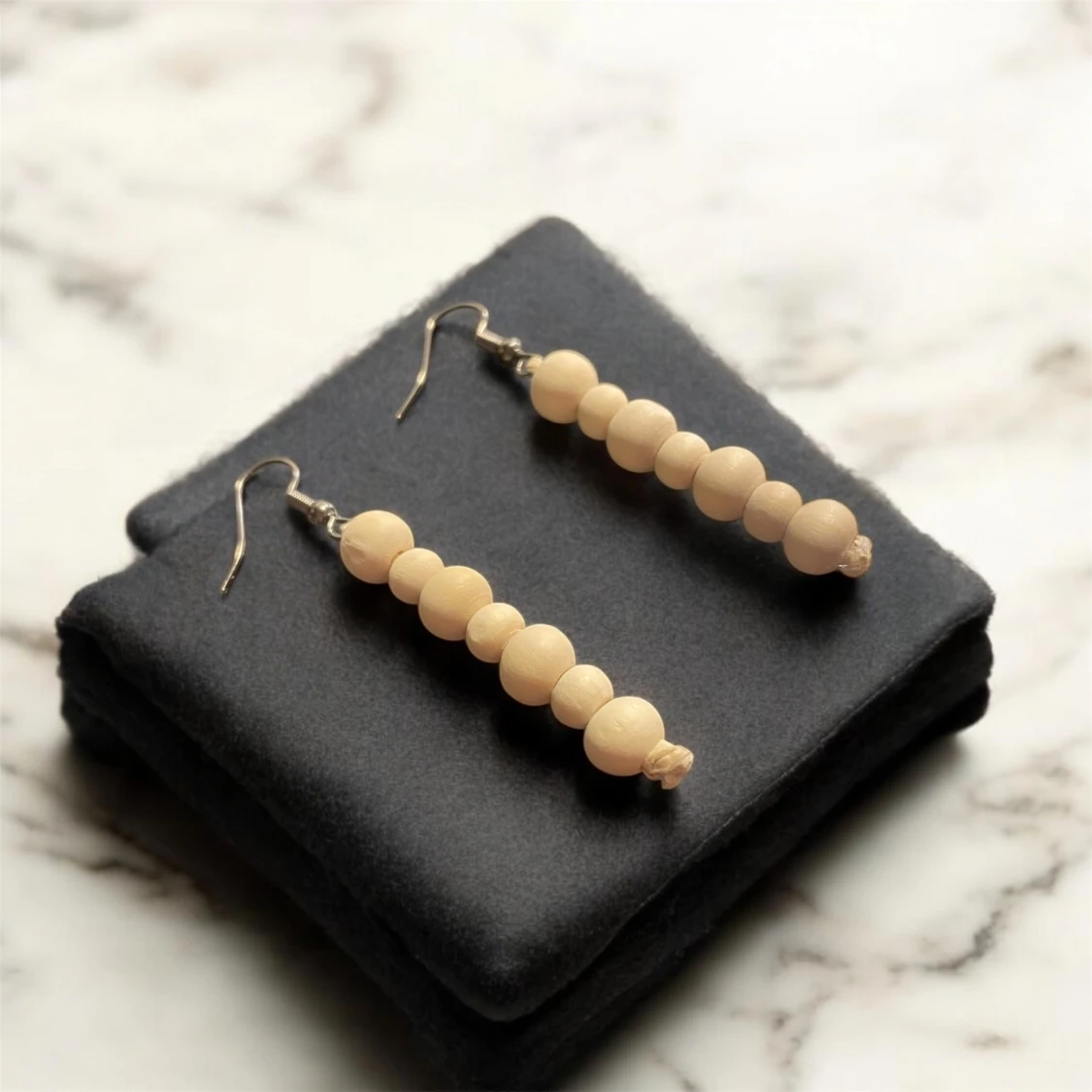 Beige örhängen med träpärlor - 1