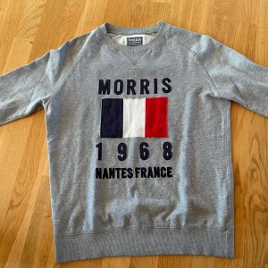 Grå sweatshirt från Morris - Säljer en Morris tröja i storlek small. Tröjan är i bra men använt skick. Finns inga fläckar eller skavanker. Hör av dig vid intresse