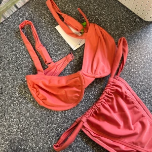 Bikini  - Oanvänd bikini från na-kd, underdelen är i storlek s och överdelen i 75b!🥰