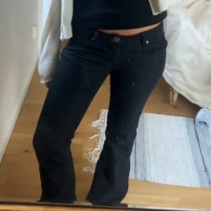Svarta lågmidjade bootcut jeans  - Skitsnygga!! Men kommer ej till användning. Bra skick! Midja 40 tvärs över  Innerbenslängd 82  W28 L34. Midjehöjd 17 cm