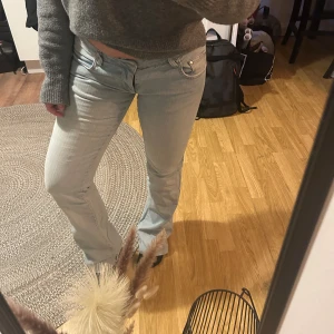 Ljusblå bootcut jeans - Snygga ljusblå bootcut jeans med låg midja. Obs, klippta där nere så passar någon som är ungefär 160-166 🩷🩷
