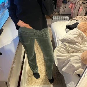 Juicy byxor  - Såå snygga Juicy Couture byxor i storlek S!! Så fint skick!!❤️ köpt för 1 200kr