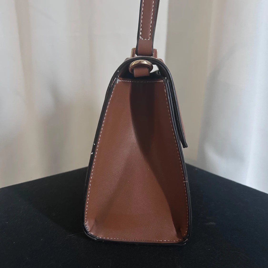 Brun handväska med metallspänne - 1