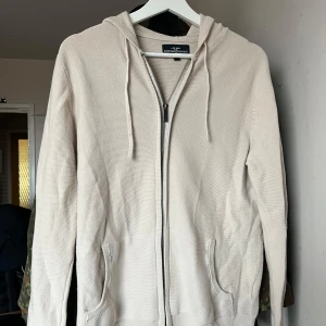 Stickad hoodie - Säljer en stilren beige hoodie från Hampton Republic. Tröjan är 100% bomull och är extremt snygg!👌🤩