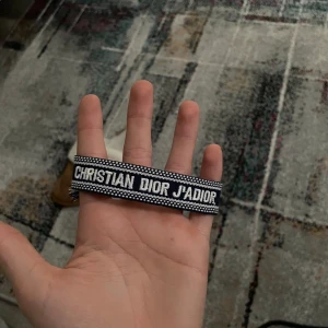 CD armband i mörkblått - skönt armband som går att spänna själv med hjälp av trådar. Snabbt och enkelt att ta på sig även stilig.
