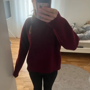 Vinröd stickad tröja - Super superskönt material, köptes i december och inte alls använd mycket sen dess. Inga defekter med lite nopprig men inget man inte kan fixa. S men sitter som XS. Köpt för 400kr!